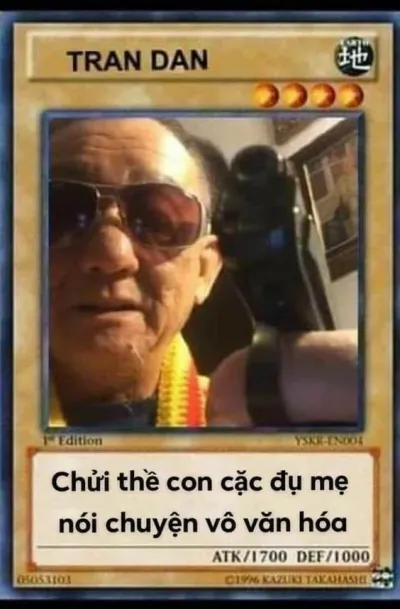 ảnh meme bài Yugioh Trần Dần cầm súng "chửi thề con cac du me nói chuyện vô văn hoá"