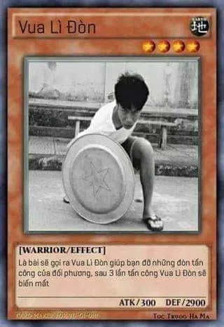 ảnh meme bài Yugioh vua lì đòn "lá bài sẽ gọi ra Vua Lì Đòn giúp bạn đỡ những đòn tấn công của đối phương, sau 3 lần tấn công Vua Lì Đòn sẽ biến mất"