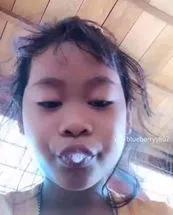 ảnh meme bựa bé gái nhổ nước bọt từ trên xuống