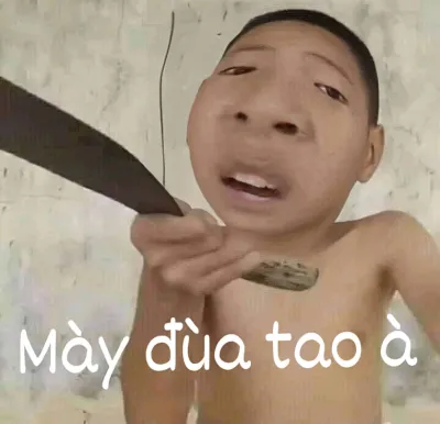 Ảnh meme cậu bé cầm dao mày đùa tao à