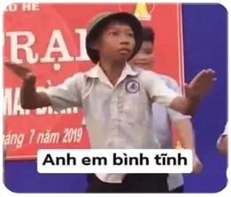 ảnh meme cậu bé giống pogba múa quạt anh em bình tĩnh