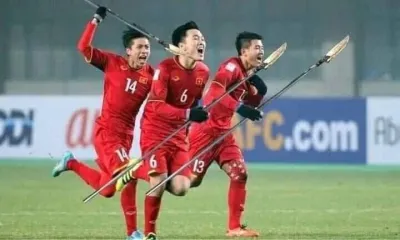 ảnh meme cầu thủ Việt Nam cầm phóng lợn ăn mừng