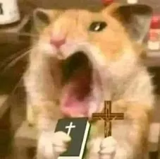 ảnh meme hài chuột Hamster sợ hãi cầm kinh thánh và thánh giá hét lớn