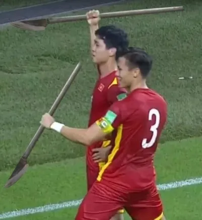 ảnh meme Công Phượng và Quế Ngọc Hải cầm phóng lợn ăn mừng