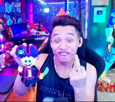 ảnh meme bựa Độ Mixi trợn mắt giơ tay fuck viewer