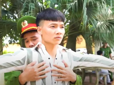 ảnh meme bựa Khá Bảnh dang tay kiểu titanic với anh Conan