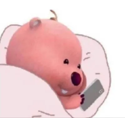 Ảnh meme Loppy nằm trên giường xem điện thoại