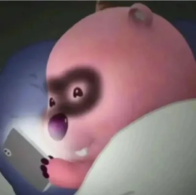 ảnh meme Loppy nằm xem điện thoại buổi đêm thâm hết mắt