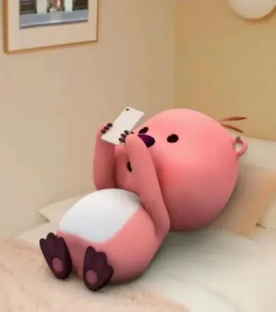 ảnh meme Loppy nằm xem điện thoại