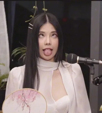 ảnh meme bựa Mai Dora trợn mắt thè lưỡi
