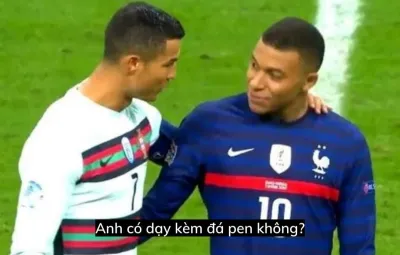 ảnh meme Mbappe hỏi Ronaldo anh có dạy kèm đá pen không