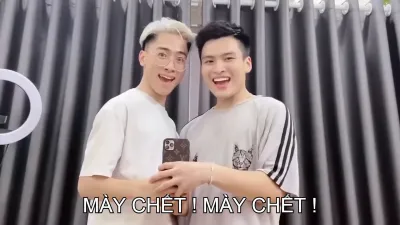 ảnh meme bựa Nam Per Lê Bảo cầm điện thoại chụp hướng vào màn hình nói mày chết ! mày chết !