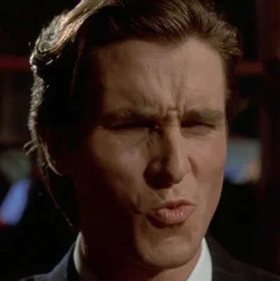 ảnh meme Patrick Bateman Sigma Face - Người đàn ông chu mỏ cau mày kiểu mặt sigma