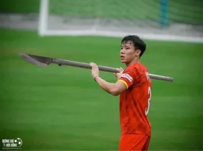 ảnh meme Quế Ngọc Hải cầm phóng lợn