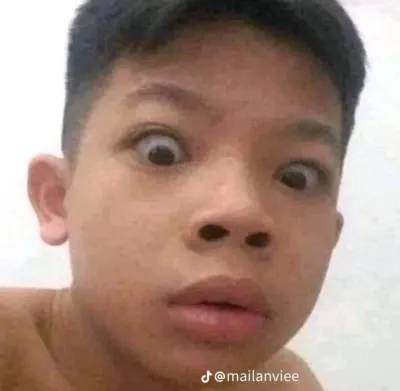 ảnh meme bựa thanh niên trợn mắt nhìn vào màn hình