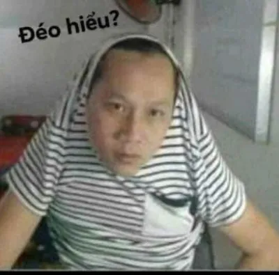ảnh meme bựa Thầy giáo Ba trùm áo lên đầu vẻ mặt Đéo hiểu kiểu gì ?