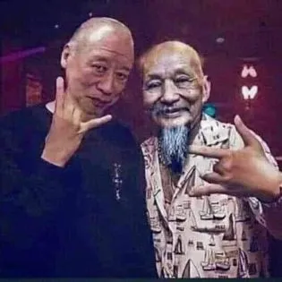 ảnh meme bựa thầy ông nội chụp ảnh cùng cụ Tokuda