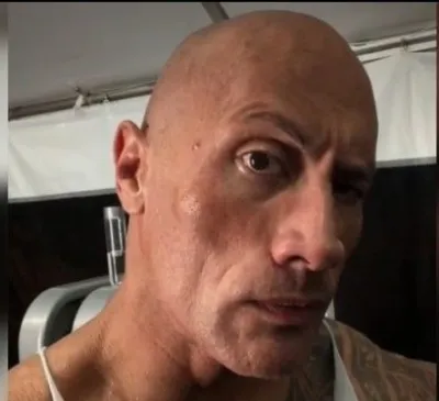 ảnh meme huyền thoại The Rock trợn to mắt nhìn vào màn hình