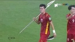 ảnh meme Tiến Linh một tay dao một tay phóng lợn