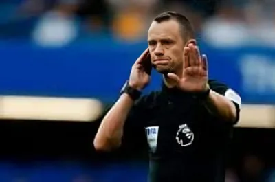Ảnh meme trọng tài check var