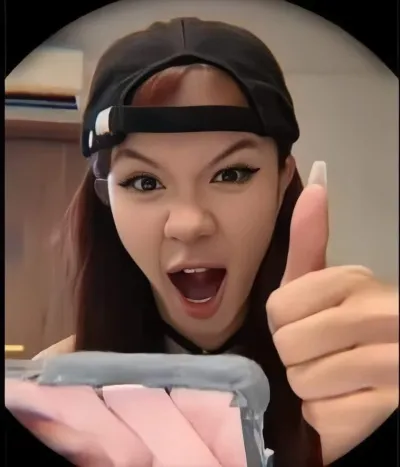 ảnh meme hot tiktoker Xuân Ca giơ tay like